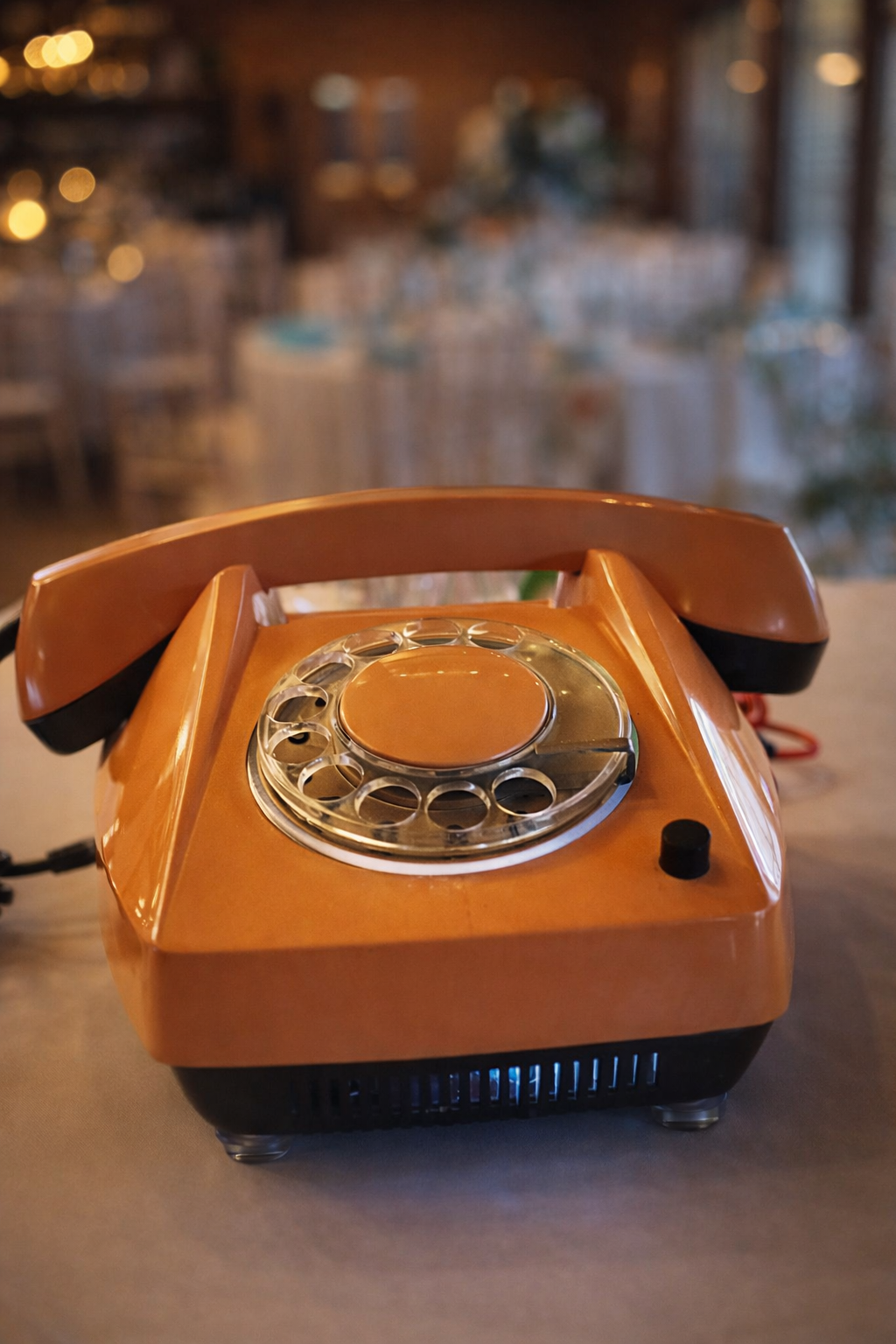 Oranžový telefón