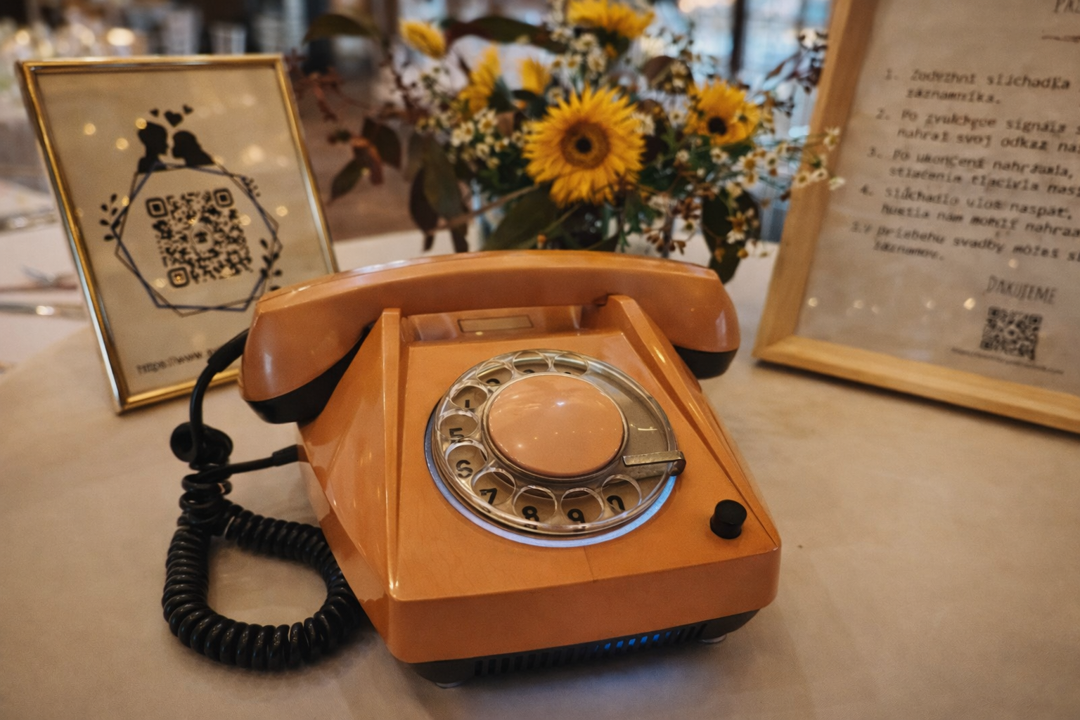Oranžový telefón