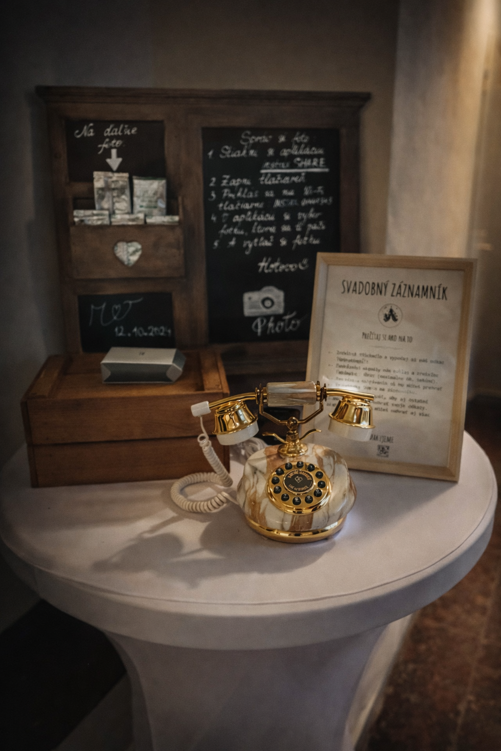 Porcelánový telefón